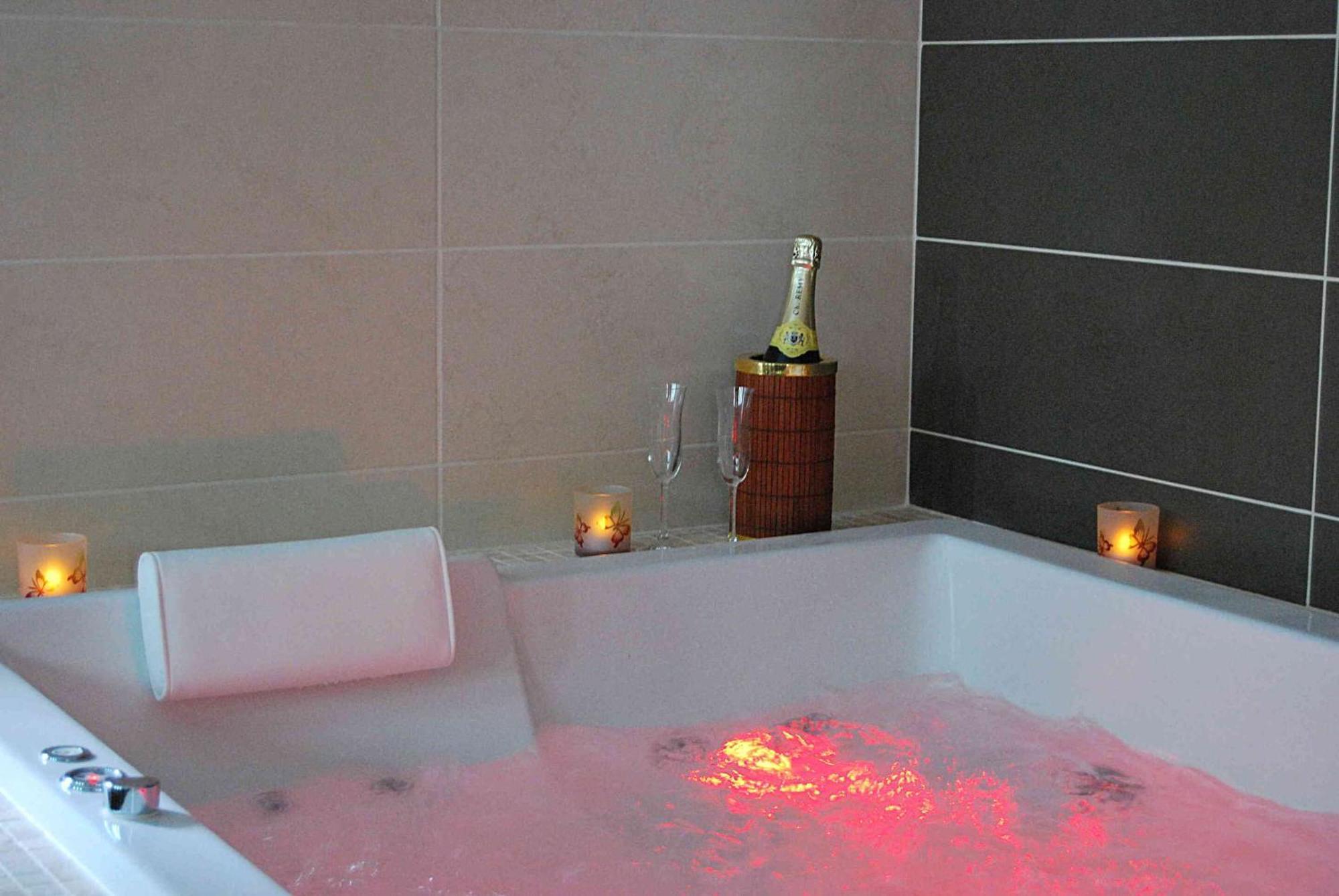 Le Clos Des Tilleuls D Day Home, Chambres D'Hotes, Suite Avec Sauna Privatif, Suite Avec Balneotherapie Privative, En Supplement Option Spa Bain A Remous La Vendelée エクステリア 写真